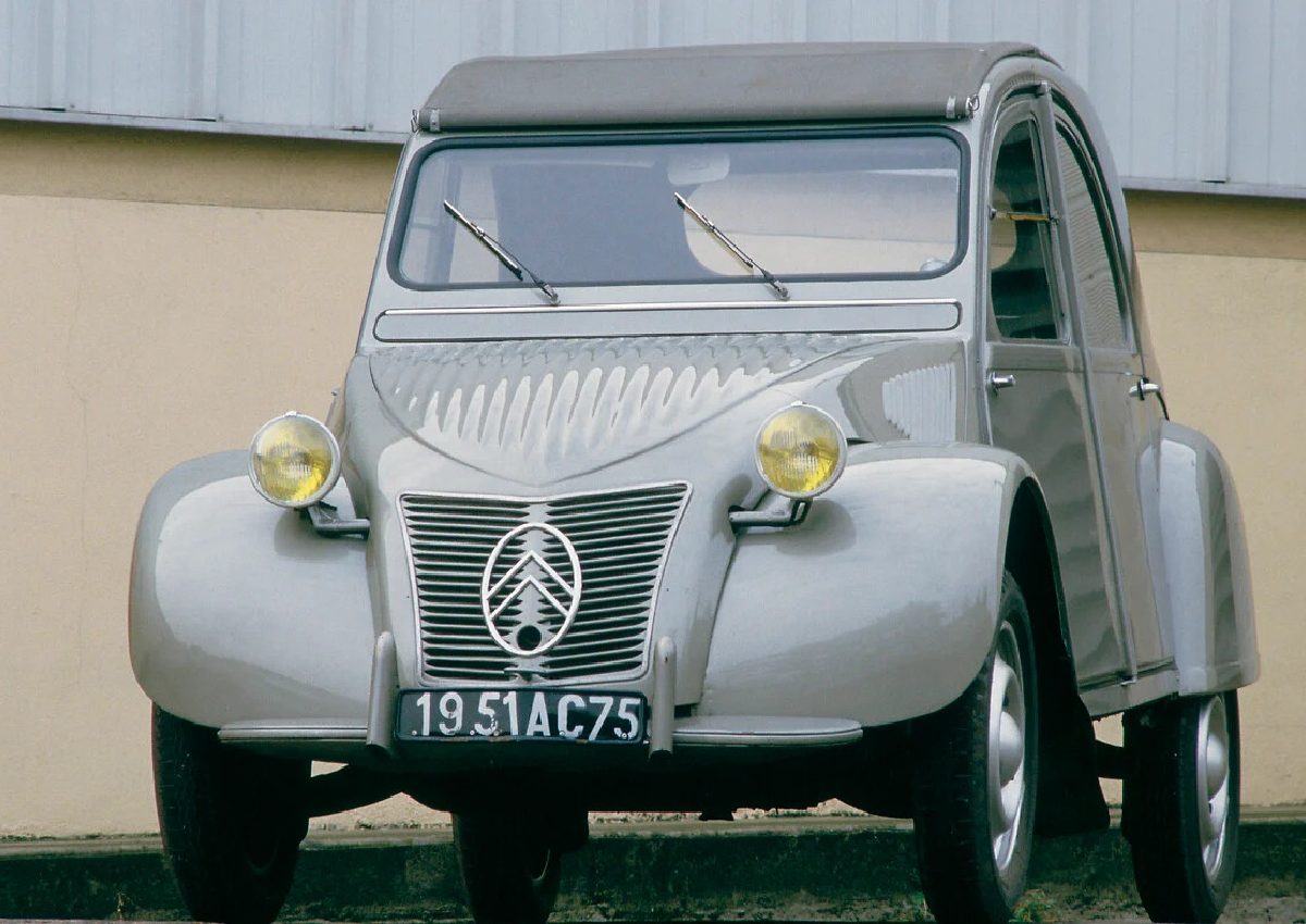 Relembre o icônico 2 CV da Citroën que completa 75 anos
